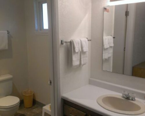 319-Bathroom-on-320-Side